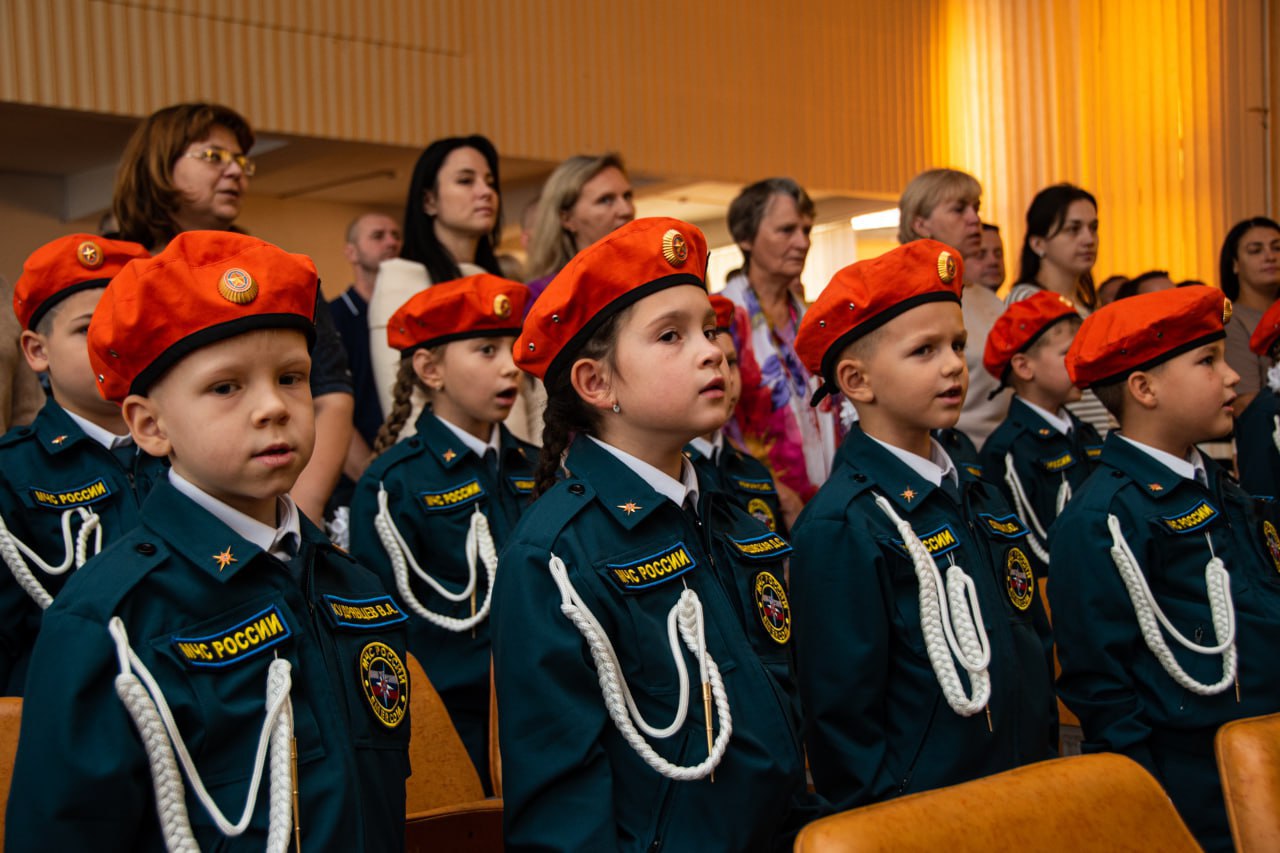 7 ноября в МБОУ «Школа-гимназия, детский сад №25» города Симферополя прошло важное и волнительное событие — посвящение первоклассников 1-К класса в кадеты МЧС России 7 ноября в МБОУ «Школа-гимназия, детский сад №25» города Симферополя прошло важное и волнительное событие — посвящение первоклассников 1-К класса в кадеты МЧС России