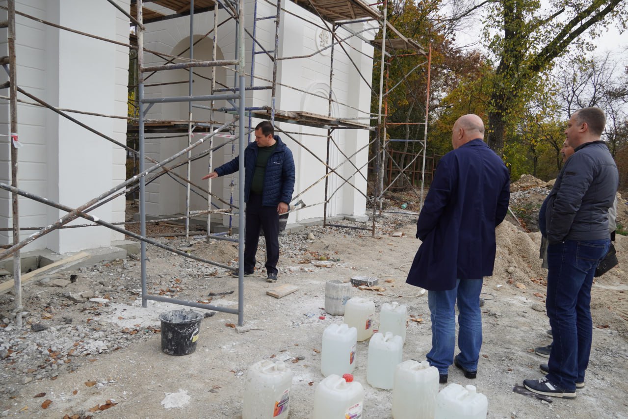 Глава администрации Керчи Олег Каторгин проинспектировал ход благоустройства парка им. Войкова. Выехал на объект, пообщался с подрядчиками Глава администрации Керчи Олег Каторгин проинспектировал ход благоустройства парка им. Войкова. Выехал на объект, пообщался с подрядчиками