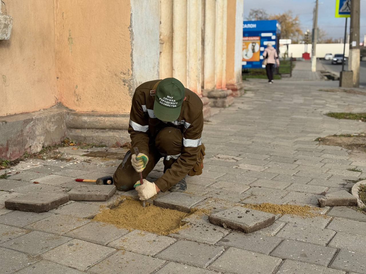 Бригада Службы городского хозяйства восстанавливает плитку на тротуарах по улице Шлагбаумской Бригада Службы городского хозяйства восстанавливает плитку на тротуарах по улице Шлагбаумской