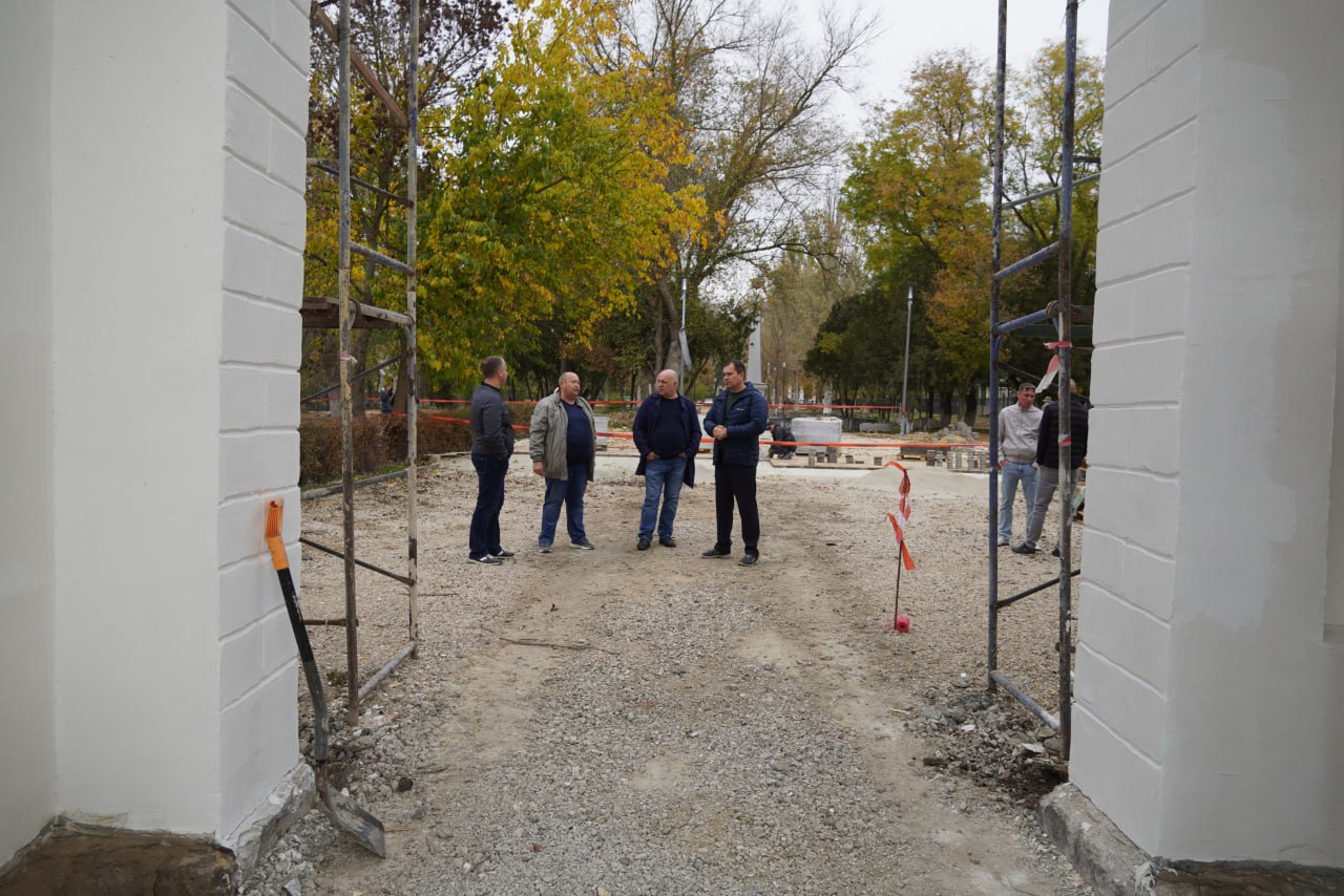 Глава администрации Керчи Олег Каторгин проинспектировал ход благоустройства парка им. Войкова. Выехал на объект, пообщался с подрядчиками
