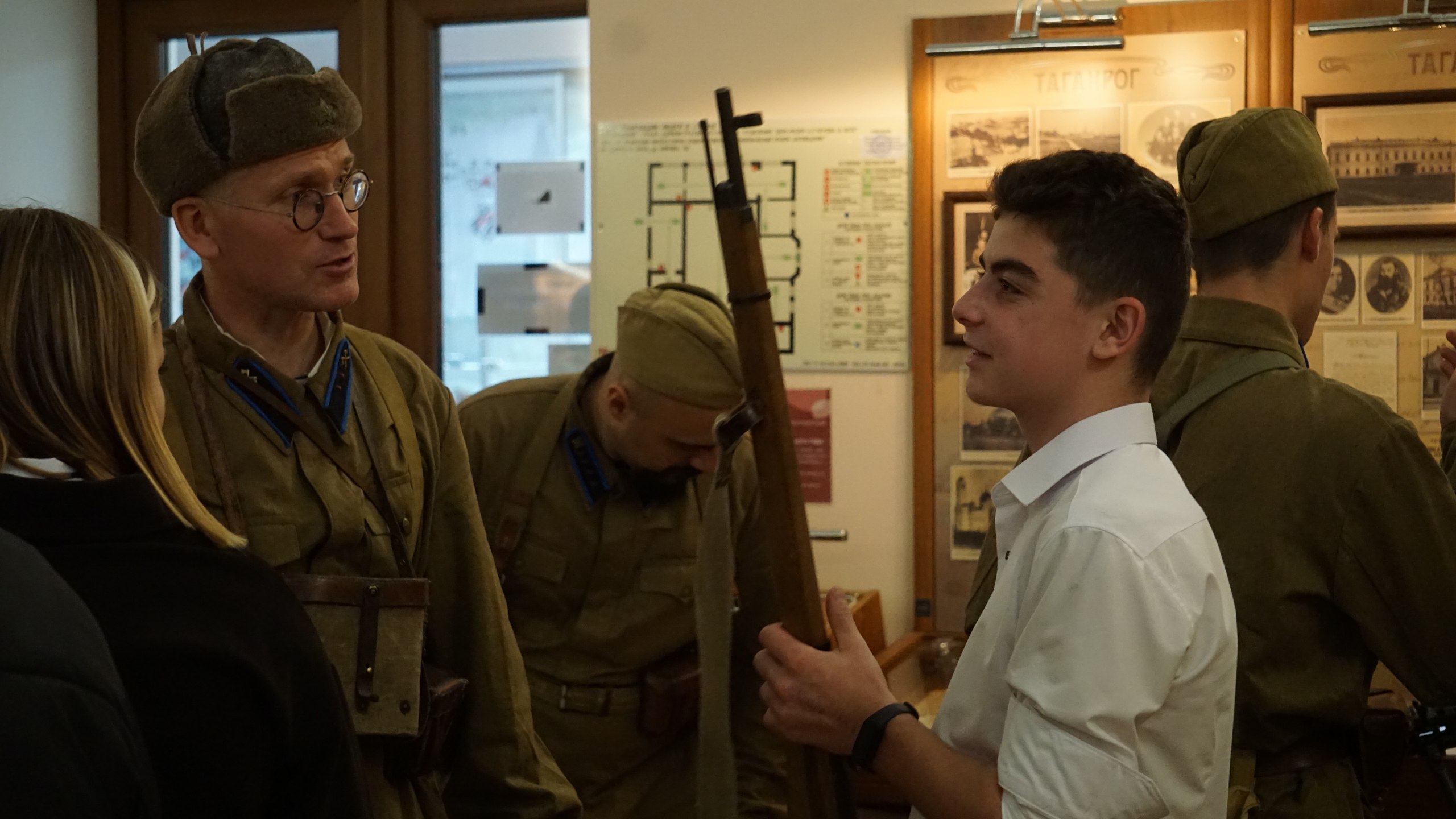 7 ноября в Доме-музее А.П. Чехова состоялась презентация проекта «Дорогами освободителей», который рассказывает об уникальной патриотической акции — пешем походе-реконструкции по местам боев за освобождение Крыма в 1944 году 7 ноября в Доме-музее А.П. Чехова состоялась презентация проекта «Дорогами освободителей», который рассказывает об уникальной патриотической акции — пешем походе-реконструкции по местам боев за освобождение Крыма в 1944 году