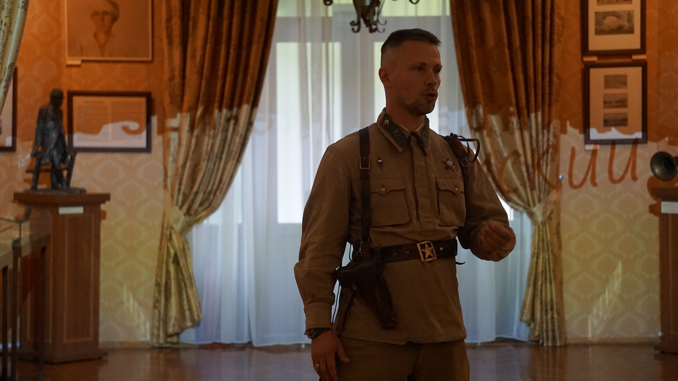 7 ноября в Доме-музее А.П. Чехова состоялась презентация проекта «Дорогами освободителей», который рассказывает об уникальной патриотической акции — пешем походе-реконструкции по местам боев за освобождение Крыма в 1944 году 7 ноября в Доме-музее А.П. Чехова состоялась презентация проекта «Дорогами освободителей», который рассказывает об уникальной патриотической акции — пешем походе-реконструкции по местам боев за освобождение Крыма в 1944 году