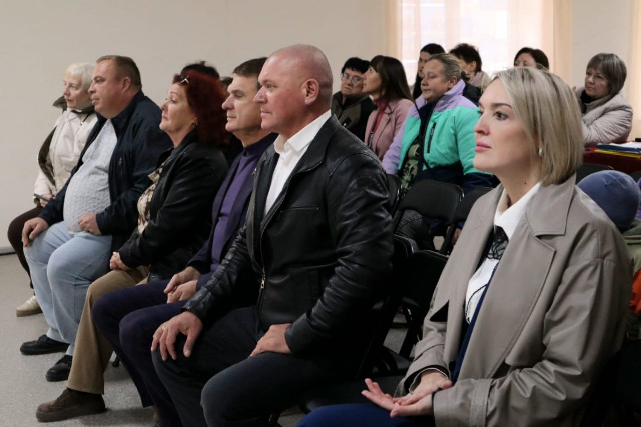 Глава администрации Джанкойского района Инна Федоренко совместно с депутатом Государственной Думы Леонидом Бабашовым и председателем Джанкойского районного совета Юрием Лещишиным посетила с рабочим визитом село Луганское Глава администрации Джанкойского района Инна Федоренко совместно с депутатом Государственной Думы Леонидом Бабашовым и председателем Джанкойского районного совета Юрием Лещишиным посетила с рабочим визитом село Луганское