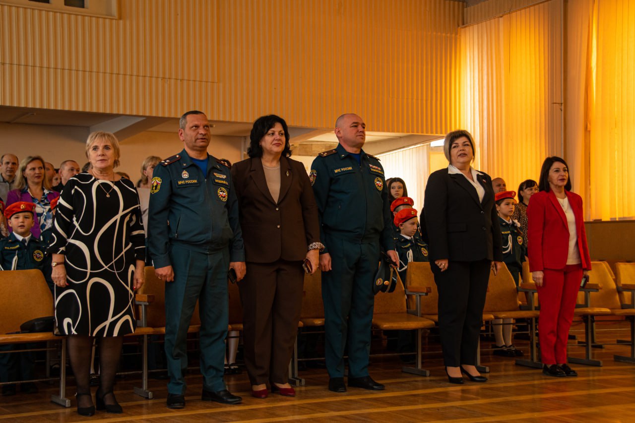 7 ноября в МБОУ «Школа-гимназия, детский сад №25» города Симферополя прошло важное и волнительное событие — посвящение первоклассников 1-К класса в кадеты МЧС России