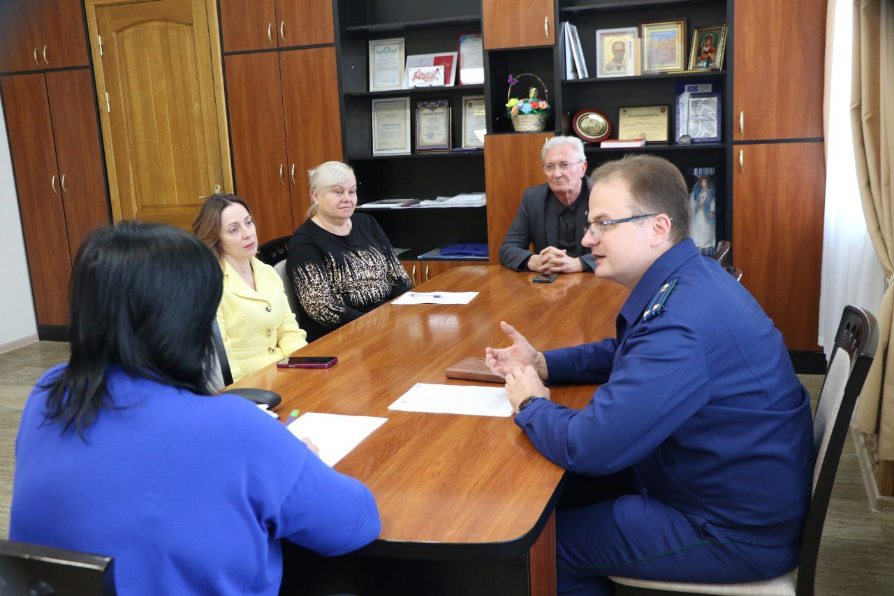 Анжелика Ястребова: Состоялось рабочее совещание с участием моего заместителя Екатерины Глинкиной, заместителя прокурора Бахчисарайского района Николая Чулпанова и депутата Госсовета Крыма Василия Рогатина