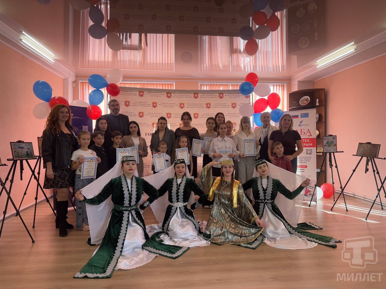 В Симферополе наградили победителей конкурса рисунков ко Дню народного единства «В дружбе народов — единство страны»