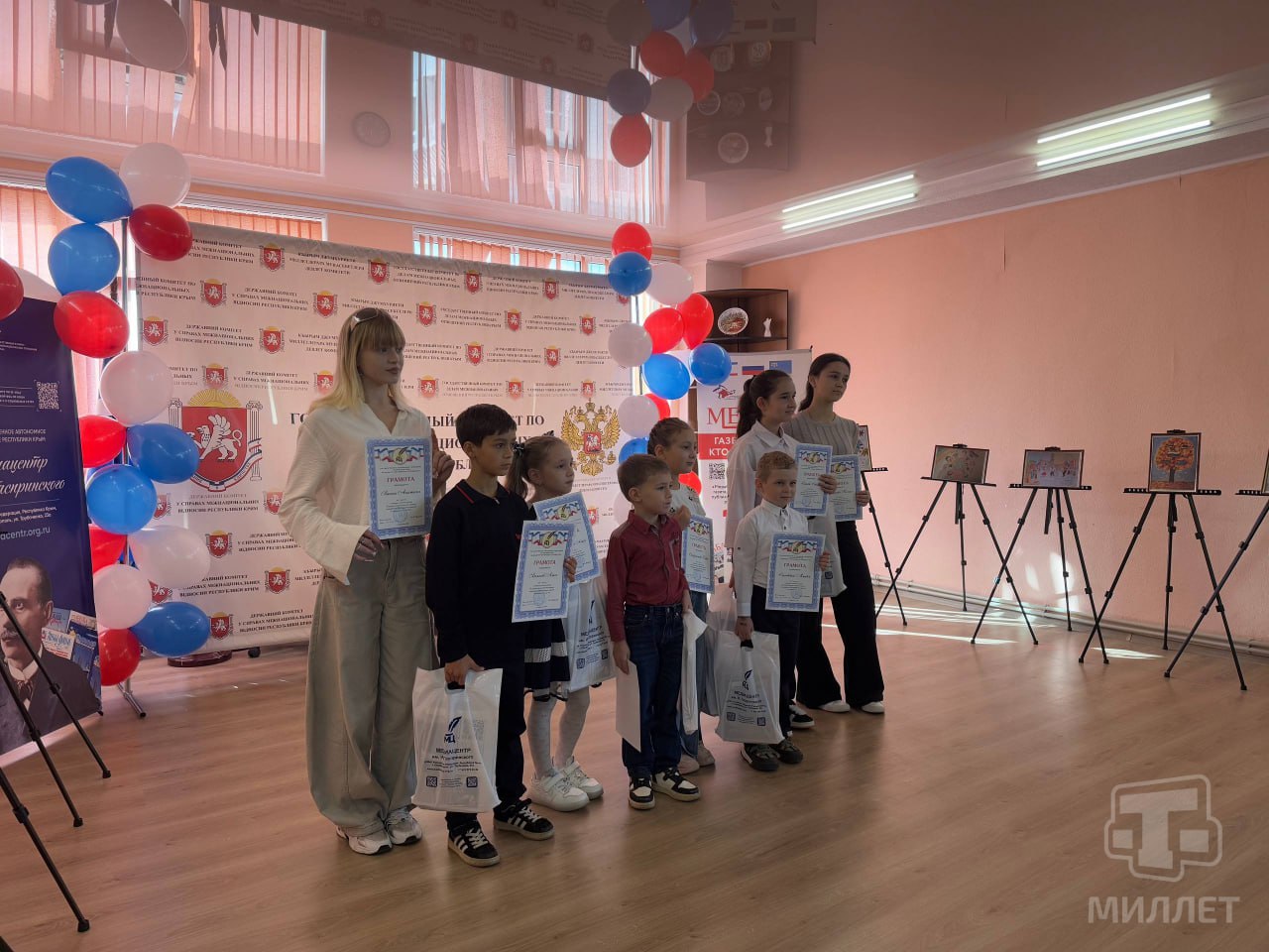 В Симферополе наградили победителей конкурса рисунков ко Дню народного единства «В дружбе народов — единство страны» В Симферополе наградили победителей конкурса рисунков ко Дню народного единства «В дружбе народов — единство страны»