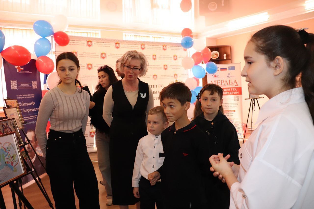 В Госкомнаце Крыма состоялось торжественное награждение победителей конкурса детского рисунка «В дружбе народов – единство страны!» В Госкомнаце Крыма состоялось торжественное награждение победителей конкурса детского рисунка «В дружбе народов – единство страны!»