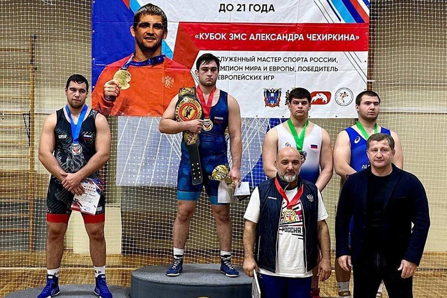 Две медали всероссийского турнира завоевали крымские борцы