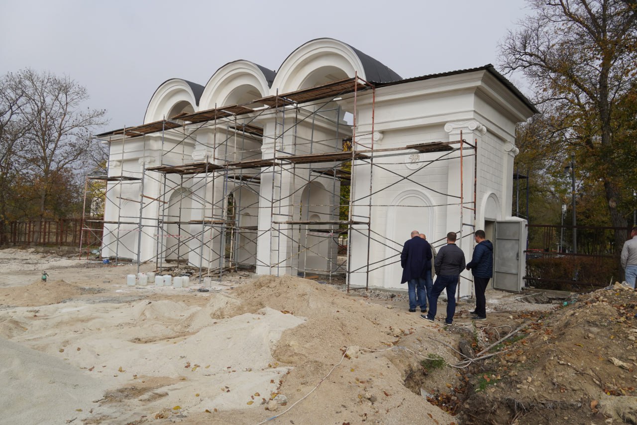 Глава администрации Керчи Олег Каторгин проинспектировал ход благоустройства парка им. Войкова. Выехал на объект, пообщался с подрядчиками Глава администрации Керчи Олег Каторгин проинспектировал ход благоустройства парка им. Войкова. Выехал на объект, пообщался с подрядчиками