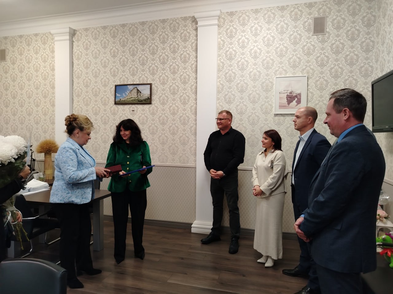 Распоряжением Главы Республики Крым Сергея Аксёнова первый заместитель генерального директора АО «Крымэкоресурсы» Дикая Жанна Диомидовна за добросовестный труд, высокое профессиональное мастерство и в связи с Днём народного... Распоряжением Главы Республики Крым Сергея Аксёнова первый заместитель генерального директора АО «Крымэкоресурсы» Дикая Жанна Диомидовна за добросовестный труд, высокое профессиональное мастерство и в связи с Днём народного...