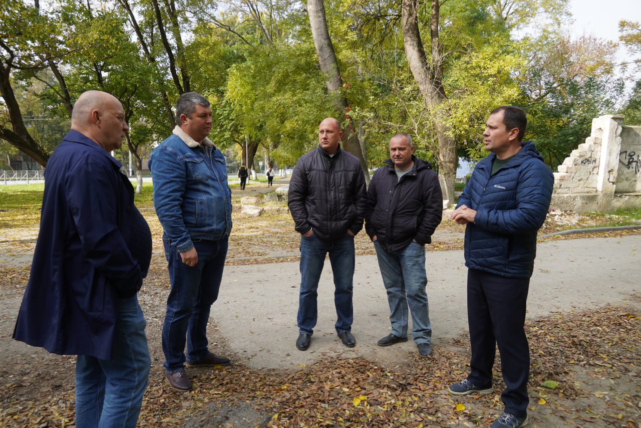 Глава администрации Керчи Олег Каторгин провел выездное совещание с представителями ГУП РК «Вода Крыма» и компании «Мастер-Юг» на ул. Энгельса, где ведется ремонт дороги