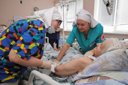 Около 100 сестер милосердия несут несут служение в крупнейших медицинских учреждениях Симферополя: в Железнодорожной больнице, в больницах имени Семашко, в седьмой городской больнице и в Крымском республиканском клиническом...