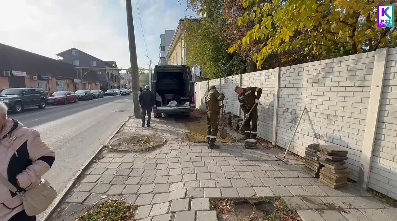 Бригада Службы городского хозяйства восстанавливает плитку на тротуарах по улице Шлагбаумской