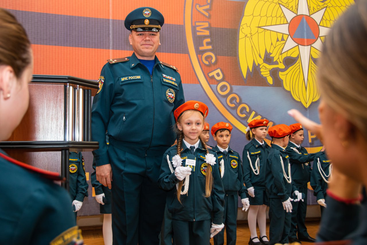 7 ноября в МБОУ «Школа-гимназия, детский сад №25» города Симферополя прошло важное и волнительное событие — посвящение первоклассников 1-К класса в кадеты МЧС России 7 ноября в МБОУ «Школа-гимназия, детский сад №25» города Симферополя прошло важное и волнительное событие — посвящение первоклассников 1-К класса в кадеты МЧС России