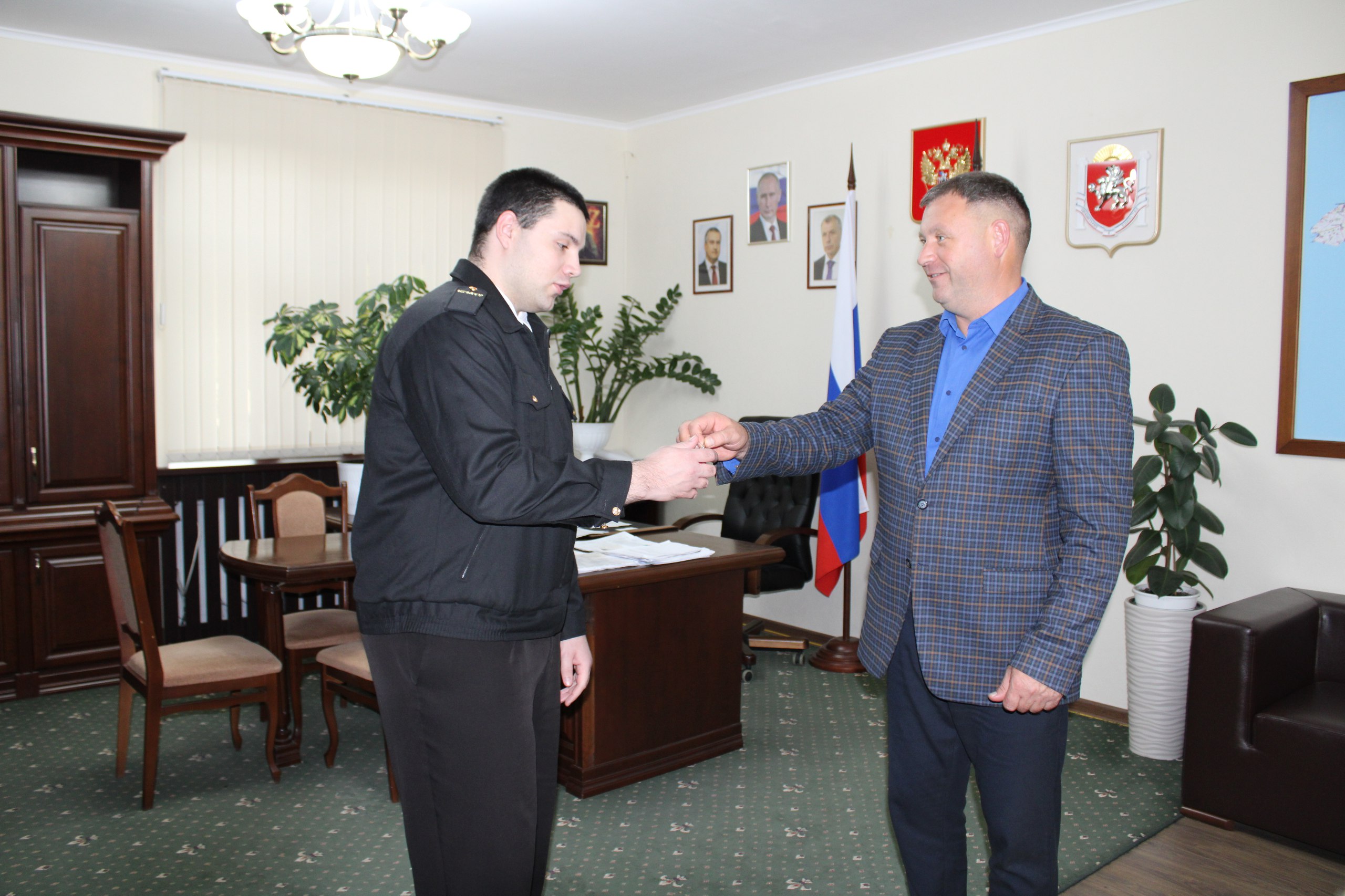 Игорь Крутьков: Роман Балогланов, еще один ребенок из числа сирот и детей, лишенных родительского попечения, получил ключи от квартиры, расположенной в поселке Багерово Игорь Крутьков: Роман Балогланов, еще один ребенок из числа сирот и детей, лишенных родительского попечения, получил ключи от квартиры, расположенной в поселке Багерово