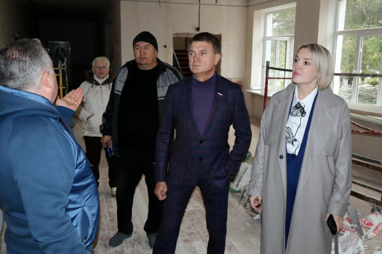 Глава администрации Джанкойского района Инна Федоренко совместно с депутатом Государственной Думы Леонидом Бабашовым и председателем Джанкойского районного совета Юрием Лещишиным посетила с рабочим визитом село Луганское Глава администрации Джанкойского района Инна Федоренко совместно с депутатом Государственной Думы Леонидом Бабашовым и председателем Джанкойского районного совета Юрием Лещишиным посетила с рабочим визитом село Луганское