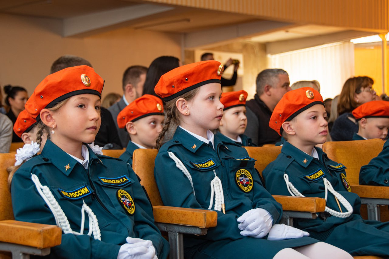7 ноября в МБОУ «Школа-гимназия, детский сад №25» города Симферополя прошло важное и волнительное событие — посвящение первоклассников 1-К класса в кадеты МЧС России 7 ноября в МБОУ «Школа-гимназия, детский сад №25» города Симферополя прошло важное и волнительное событие — посвящение первоклассников 1-К класса в кадеты МЧС России