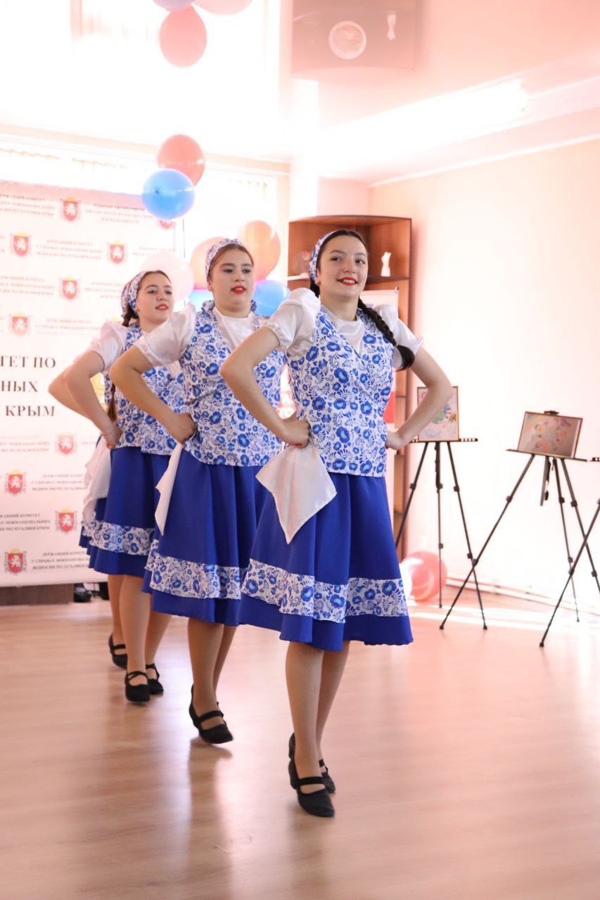 В Госкомнаце Крыма состоялось торжественное награждение победителей конкурса детского рисунка «В дружбе народов – единство страны!» В Госкомнаце Крыма состоялось торжественное награждение победителей конкурса детского рисунка «В дружбе народов – единство страны!»