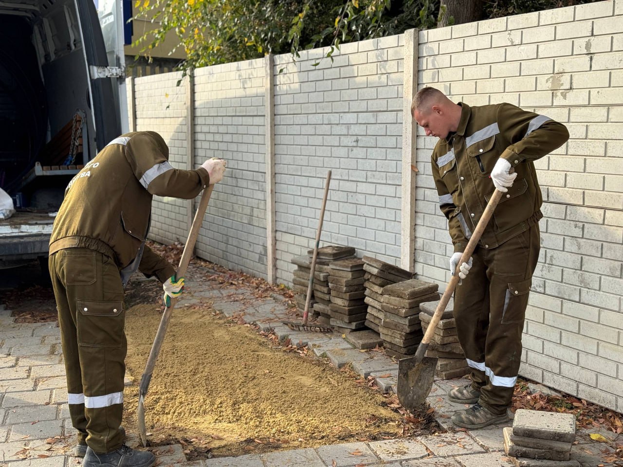 Бригада Службы городского хозяйства восстанавливает плитку на тротуарах по улице Шлагбаумской Бригада Службы городского хозяйства восстанавливает плитку на тротуарах по улице Шлагбаумской