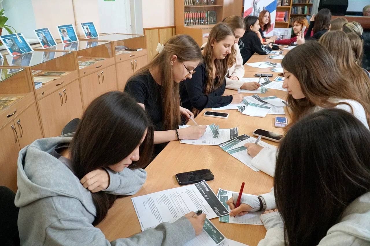 Александр Юрьев: Сегодня Евпатория присоединилась к просветительской акции «Большой этнографический диктант», которая проходит во всех субъектах Российской Федерации и зарубежных странах Александр Юрьев: Сегодня Евпатория присоединилась к просветительской акции «Большой этнографический диктант», которая проходит во всех субъектах Российской Федерации и зарубежных странах