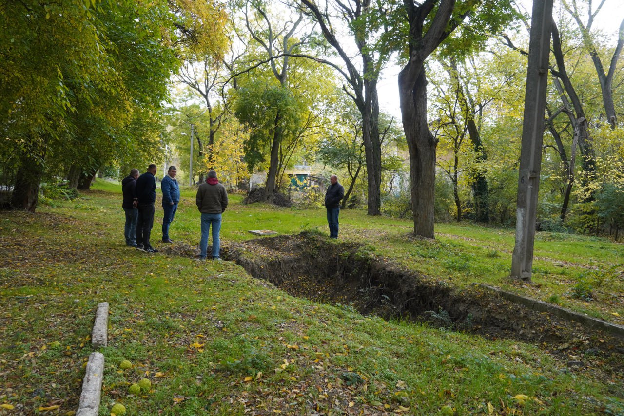 Глава администрации Керчи Олег Каторгин провел выездное совещание с представителями ГУП РК «Вода Крыма» и компании «Мастер-Юг» на ул. Энгельса, где ведется ремонт дороги Глава администрации Керчи Олег Каторгин провел выездное совещание с представителями ГУП РК «Вода Крыма» и компании «Мастер-Юг» на ул. Энгельса, где ведется ремонт дороги