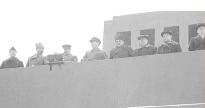 Екатерина Алтабаева: 7 ноября 1941 года, в разгар ожесточенных боев под Москвой, на Красной площади прошёл военный парад в ознаменование 24-й годовщины Великого Октября Екатерина Алтабаева: 7 ноября 1941 года, в разгар ожесточенных боев под Москвой, на Красной площади прошёл военный парад в ознаменование 24-й годовщины Великого Октября