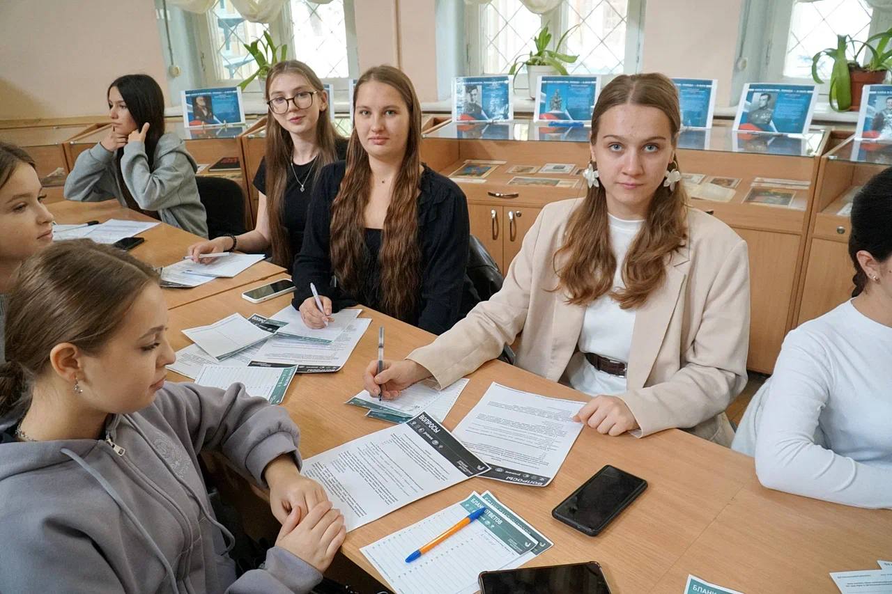 Александр Юрьев: Сегодня Евпатория присоединилась к просветительской акции «Большой этнографический диктант», которая проходит во всех субъектах Российской Федерации и зарубежных странах Александр Юрьев: Сегодня Евпатория присоединилась к просветительской акции «Большой этнографический диктант», которая проходит во всех субъектах Российской Федерации и зарубежных странах