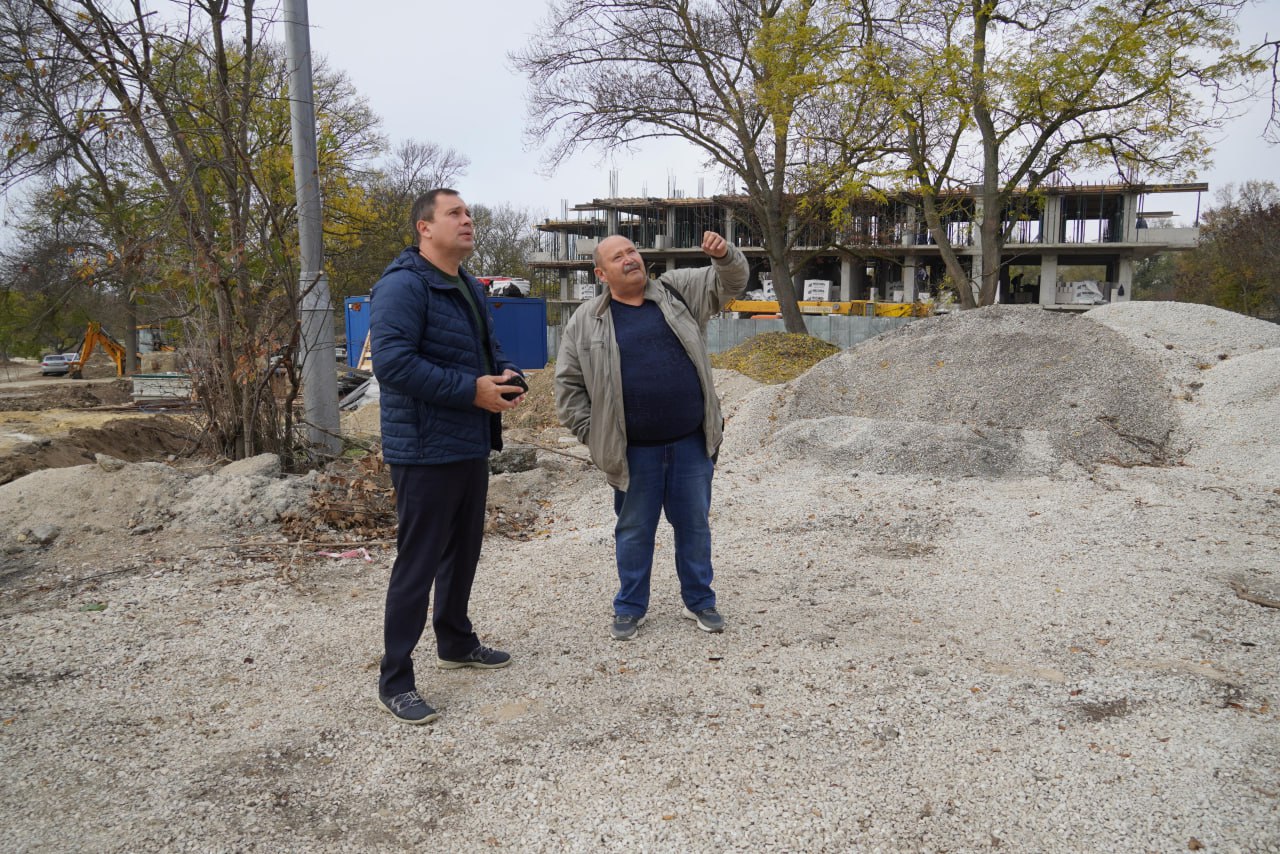 Глава администрации Керчи Олег Каторгин проинспектировал ход благоустройства парка им. Войкова. Выехал на объект, пообщался с подрядчиками Глава администрации Керчи Олег Каторгин проинспектировал ход благоустройства парка им. Войкова. Выехал на объект, пообщался с подрядчиками