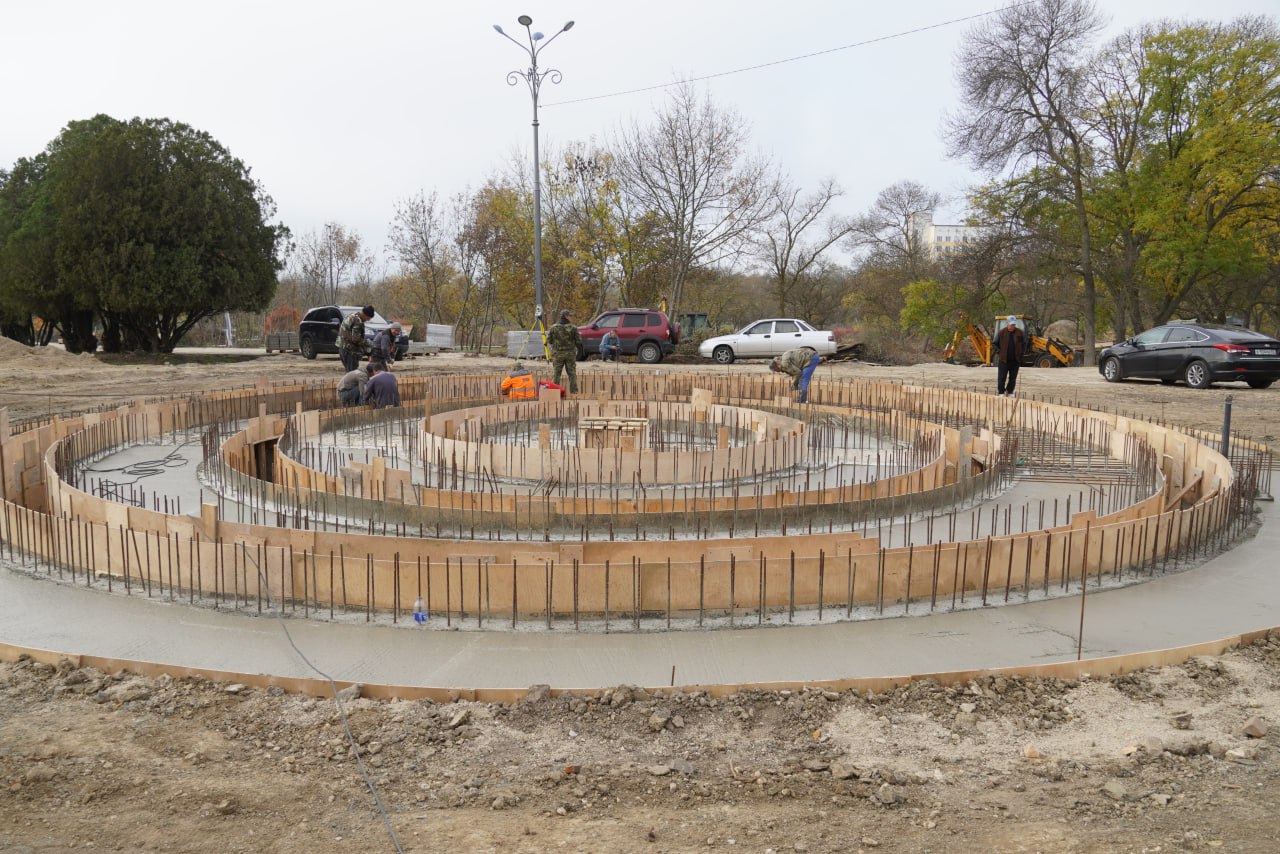 Глава администрации Керчи Олег Каторгин проинспектировал ход благоустройства парка им. Войкова. Выехал на объект, пообщался с подрядчиками Глава администрации Керчи Олег Каторгин проинспектировал ход благоустройства парка им. Войкова. Выехал на объект, пообщался с подрядчиками