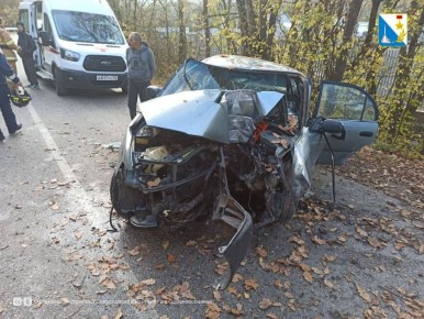 Человека зажало в машине из-за ДТП в Севастополе