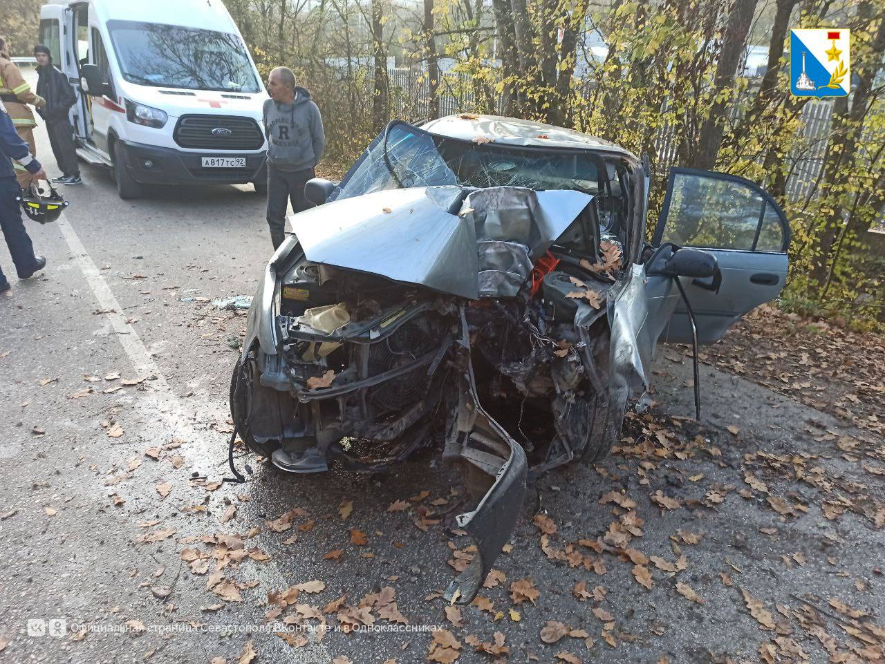 Человека зажало в машине из-за ДТП в Севастополе