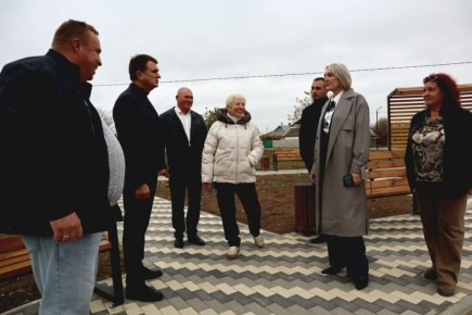 Глава администрации Джанкойского района Инна Федоренко совместно с депутатом Государственной Думы Леонидом Бабашовым и председателем Джанкойского районного совета Юрием Лещишиным посетила с рабочим визитом село Луганское