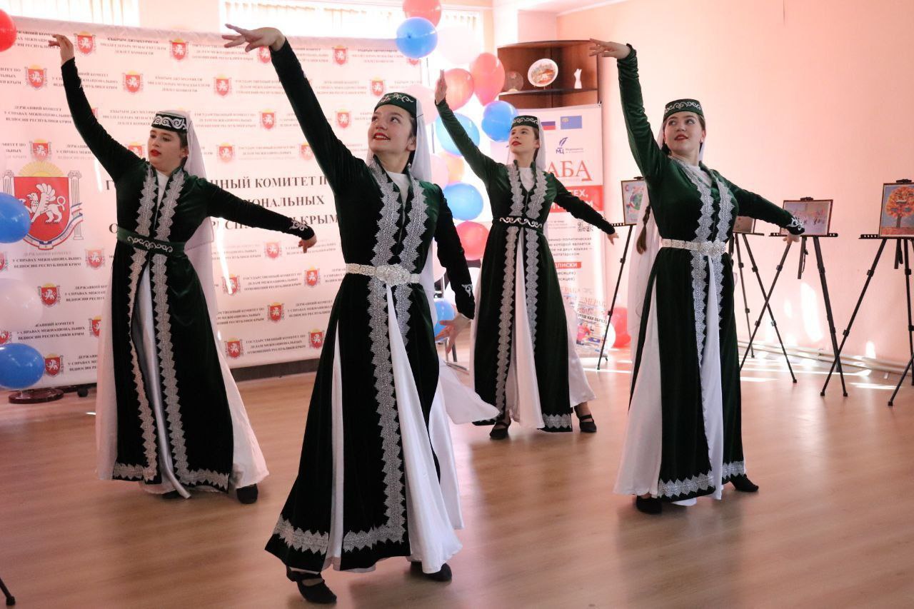 В Госкомнаце Крыма состоялось торжественное награждение победителей конкурса детского рисунка «В дружбе народов – единство страны!» В Госкомнаце Крыма состоялось торжественное награждение победителей конкурса детского рисунка «В дружбе народов – единство страны!»