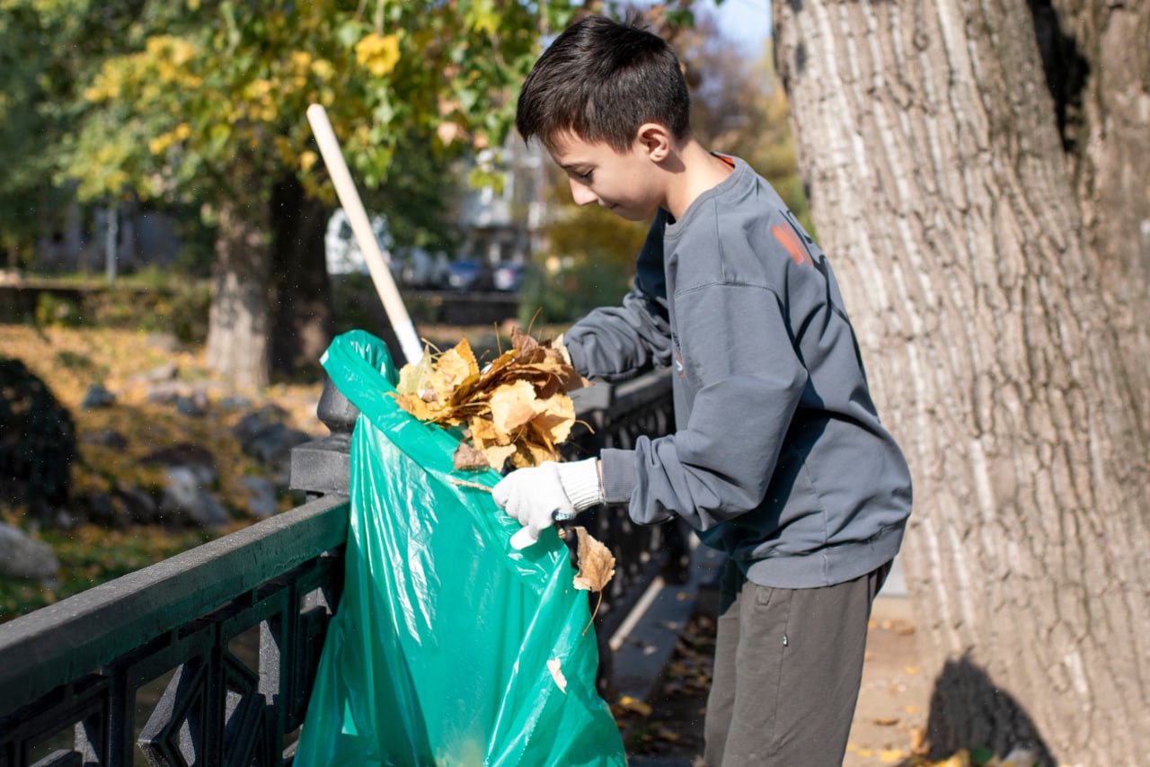 К общегородскому субботнику присоединились школьники К общегородскому субботнику присоединились школьники