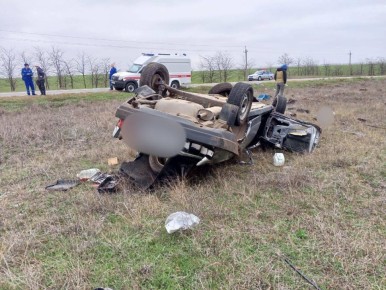 Водитель легковушки вылетел с трассы и погиб в Первомайском районе