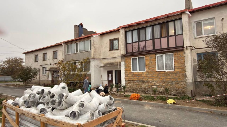 Антон Кравец: В с. Ивановка в многоквартирных домах по ул.Ленина 38, ул.Ленина 39 и ул.Ленина 40 ведутся работы по ремонту кровли Антон Кравец: В с. Ивановка в многоквартирных домах по ул.Ленина 38, ул.Ленина 39 и ул.Ленина 40 ведутся работы по ремонту кровли