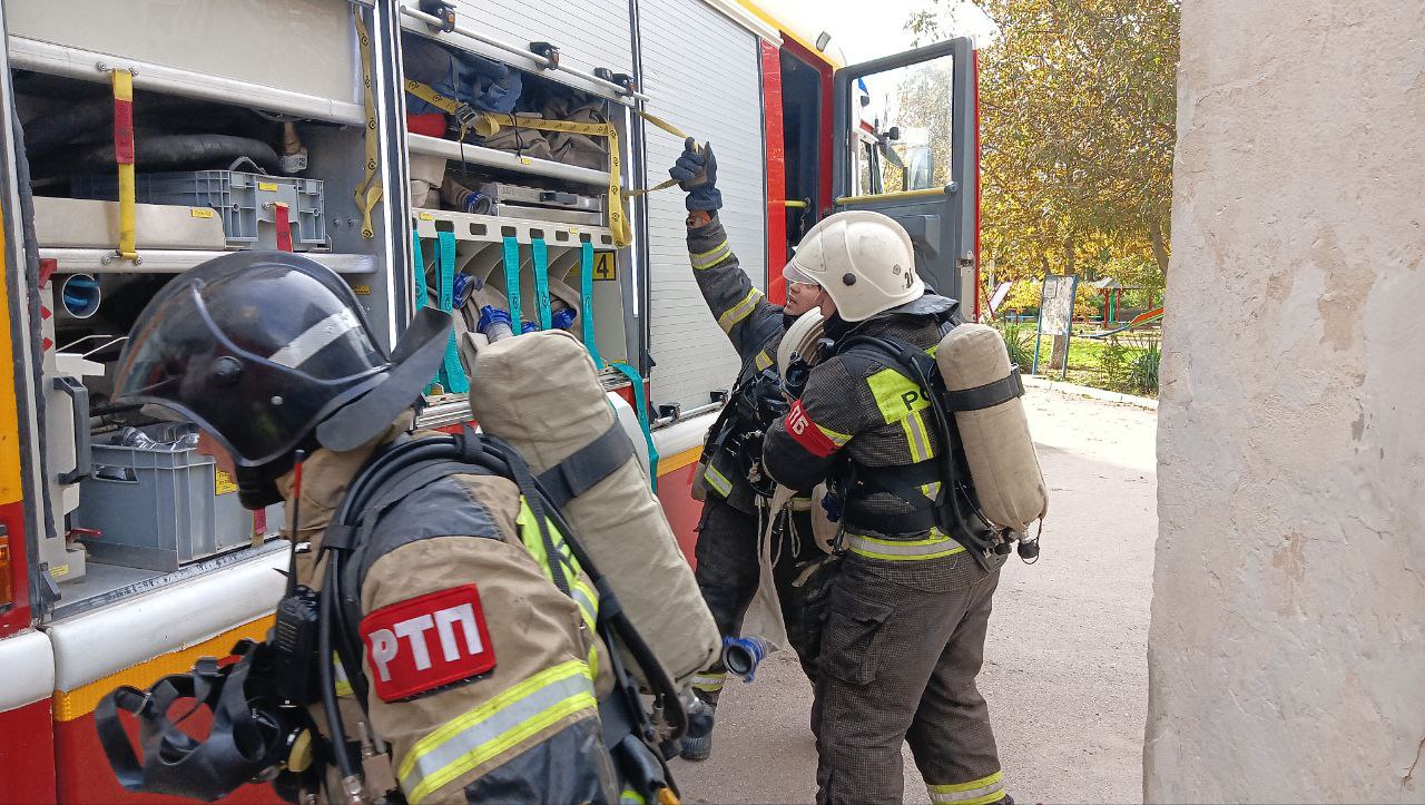 В Джанкое огнеборцы отрабатывали способы тушения на высотке В Джанкое огнеборцы отрабатывали способы тушения на высотке