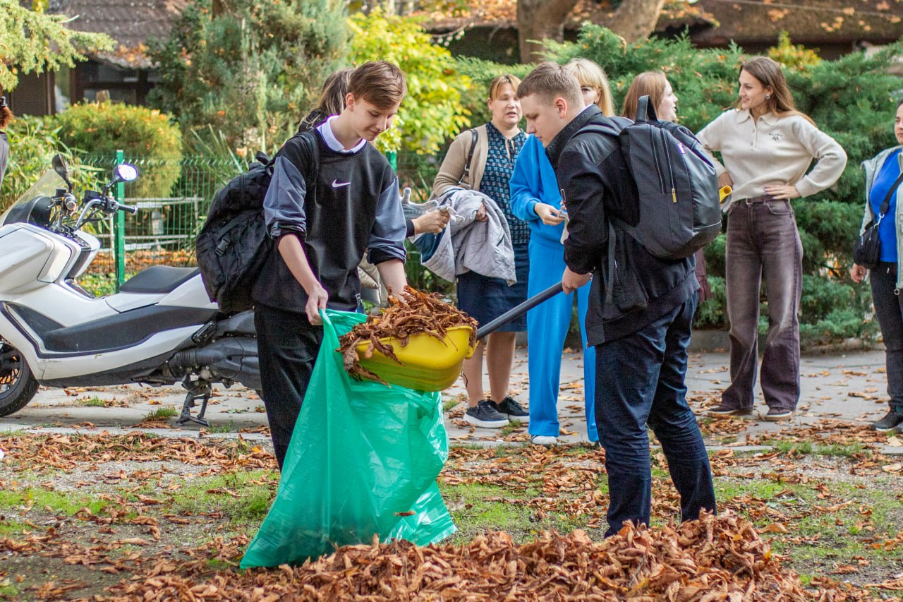К общегородскому субботнику присоединились школьники К общегородскому субботнику присоединились школьники