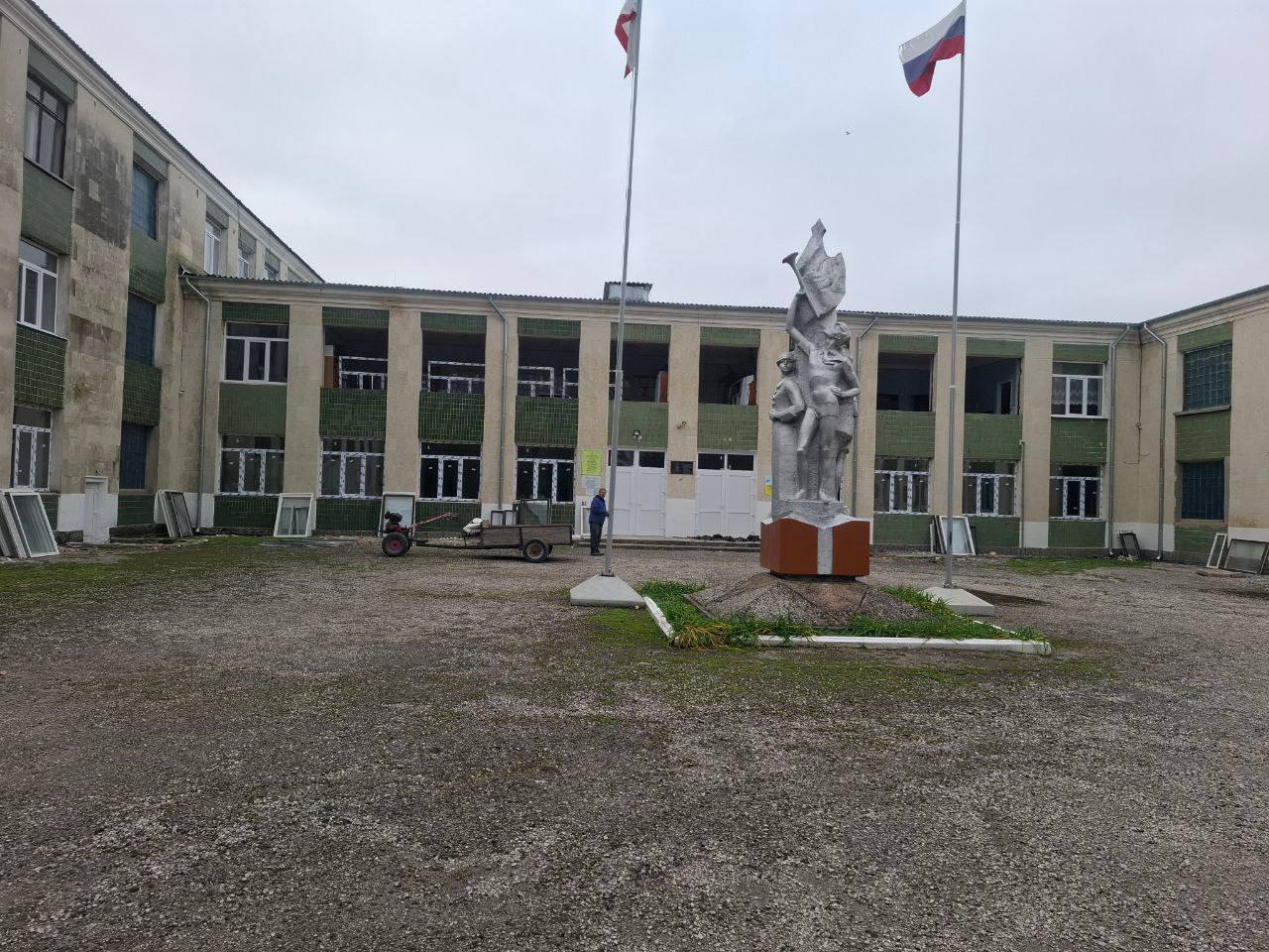 Антон Кравец: В МБОУ «Новогригорьевская СОШ-детский сад» начался капитальный ремонт оконных блоков