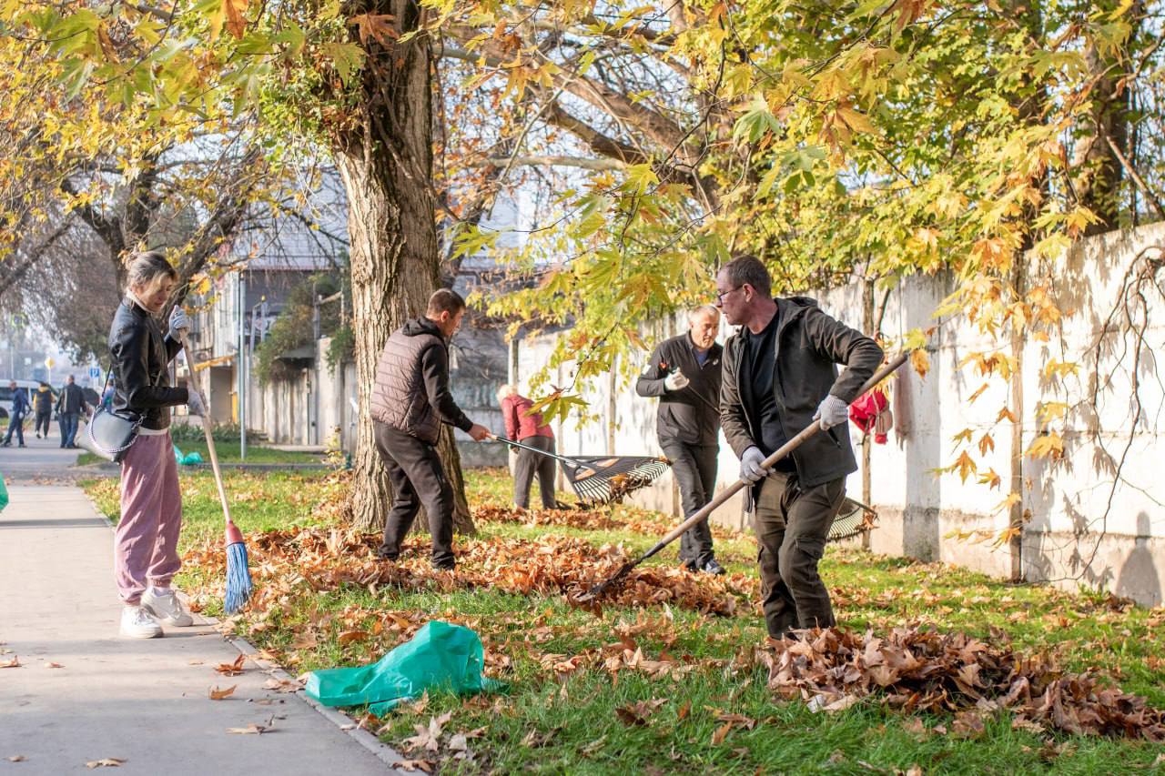 Более 250 человек приняли участие в общегородском субботнике, который прошёл сегодня в Симферополе Более 250 человек приняли участие в общегородском субботнике, который прошёл сегодня в Симферополе