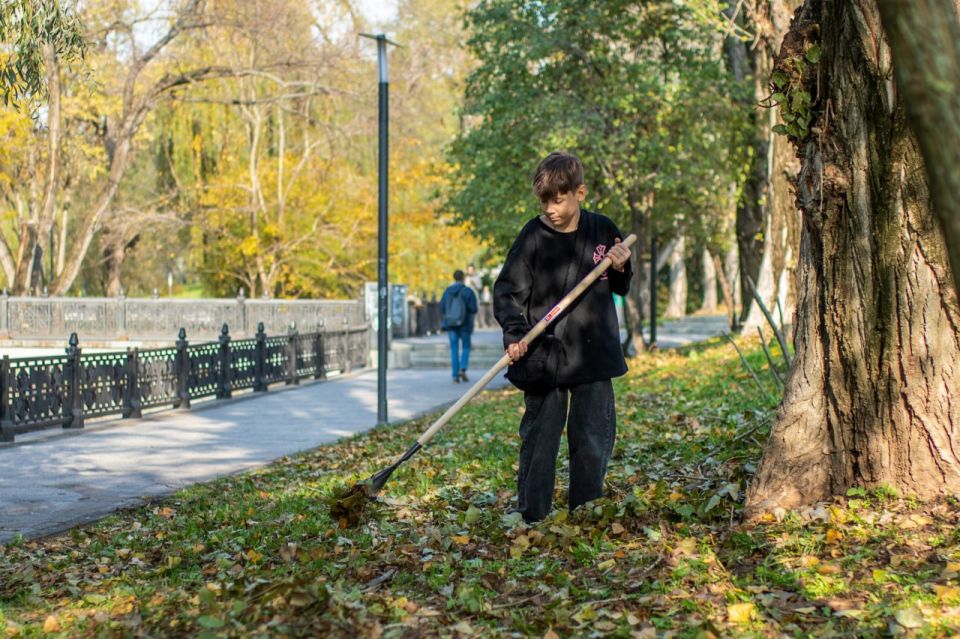 К общегородскому субботнику присоединились школьники К общегородскому субботнику присоединились школьники