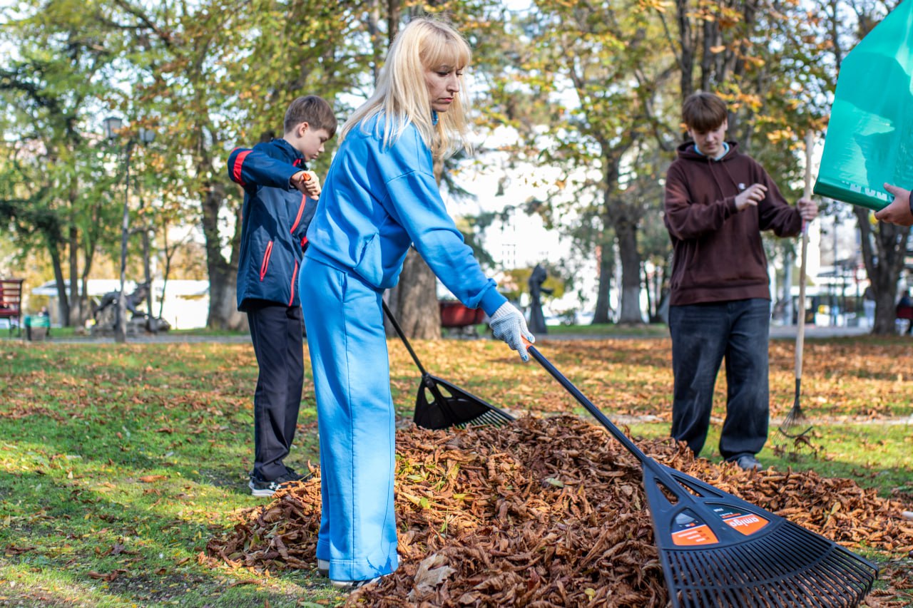 К общегородскому субботнику присоединились школьники К общегородскому субботнику присоединились школьники