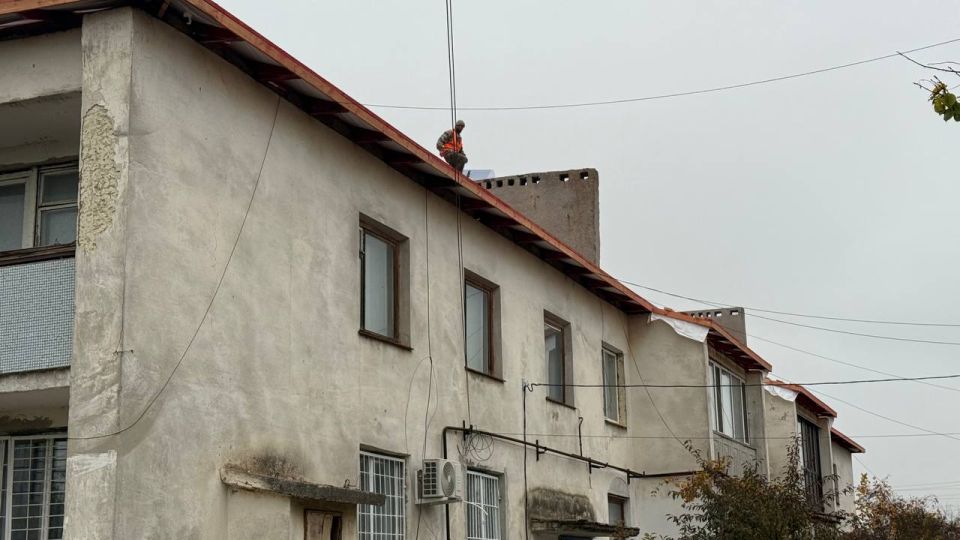 Антон Кравец: В с. Ивановка в многоквартирных домах по ул.Ленина 38, ул.Ленина 39 и ул.Ленина 40 ведутся работы по ремонту кровли Антон Кравец: В с. Ивановка в многоквартирных домах по ул.Ленина 38, ул.Ленина 39 и ул.Ленина 40 ведутся работы по ремонту кровли