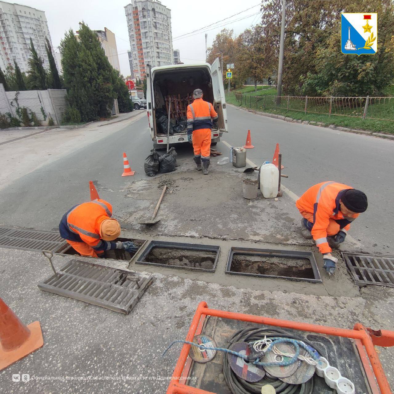 Сотрудники «Водоканала» работают на городских улицах Сотрудники «Водоканала» работают на городских улицах