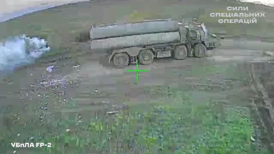 Уничтожение пусковой установки ЗРС С-400 «Триумф» ударом украинского дрона-камикадзе FP-2, как заявляется, в районе села Уютное в Крыму Уничтожение пусковой установки ЗРС С-400 «Триумф» ударом украинского дрона-камикадзе FP-2, как заявляется, в районе села Уютное в Крыму