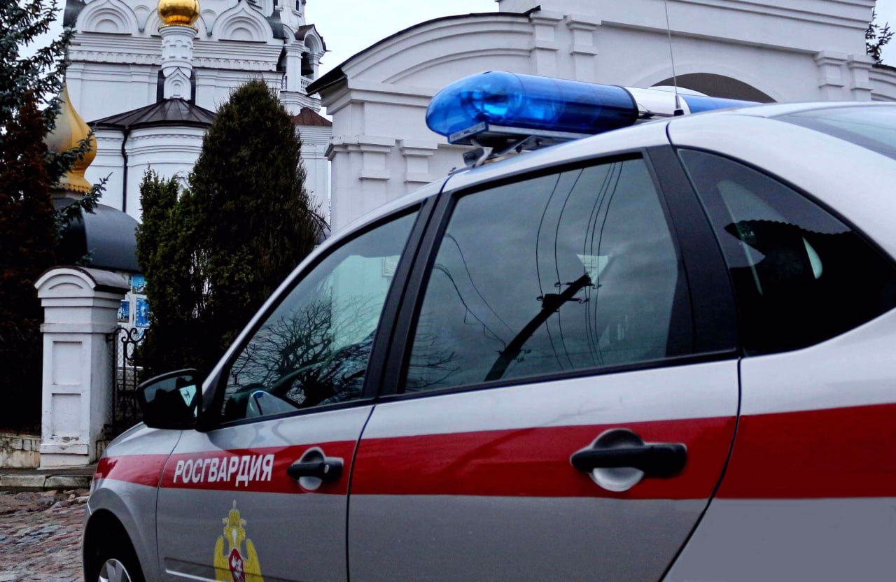 Двое нетрезвых мужчин нецензурно выражались и приставали к прихожанам в одном из храмов Симферополя