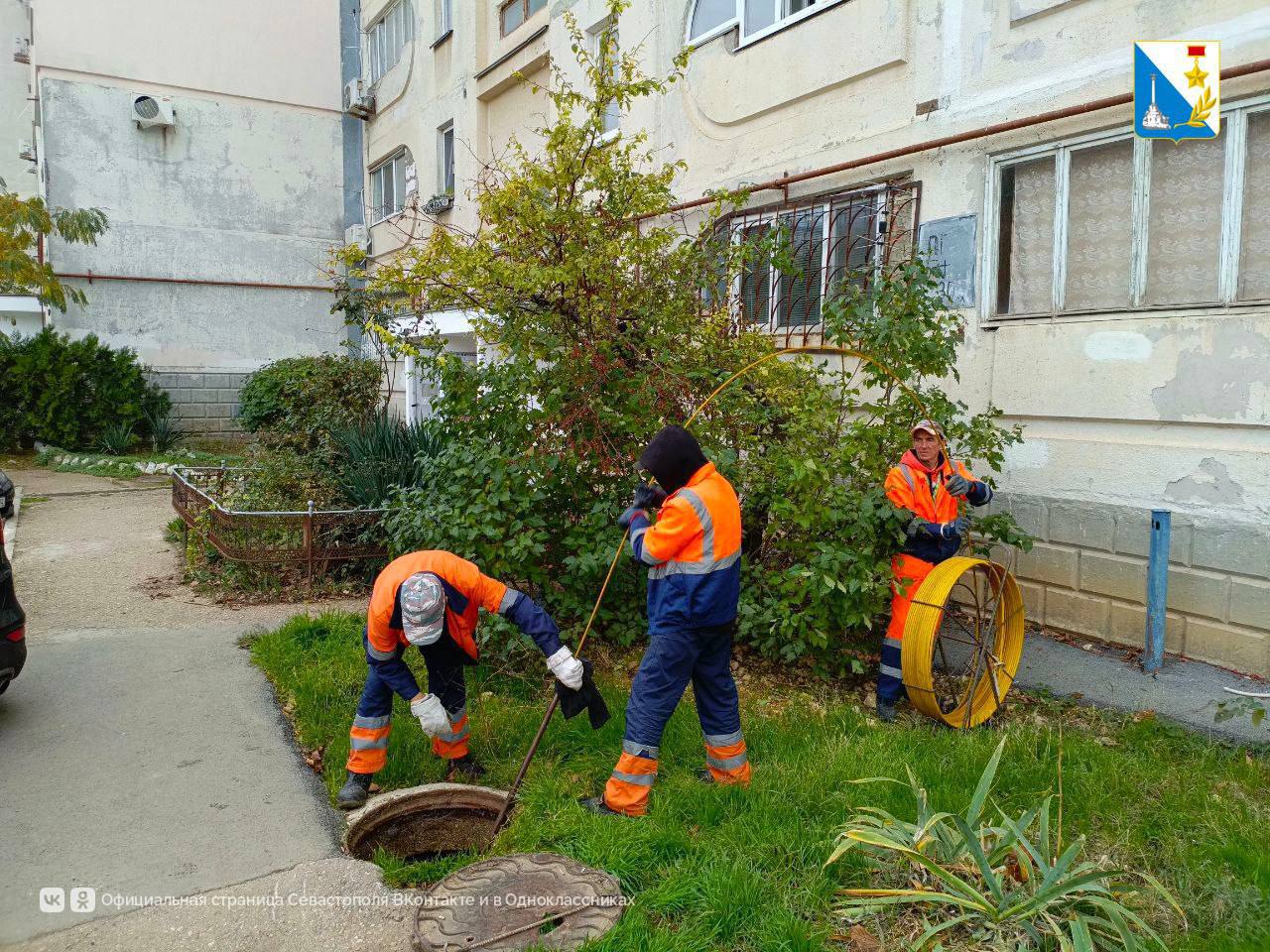 Сотрудники «Водоканала» работают на городских улицах