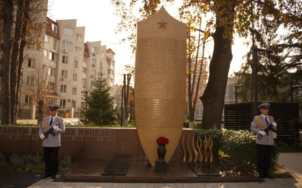 Память, высеченная в граните: в Крыму почтили память сотрудников органов внутренних дел, погибших при исполнении служебных обязанностей