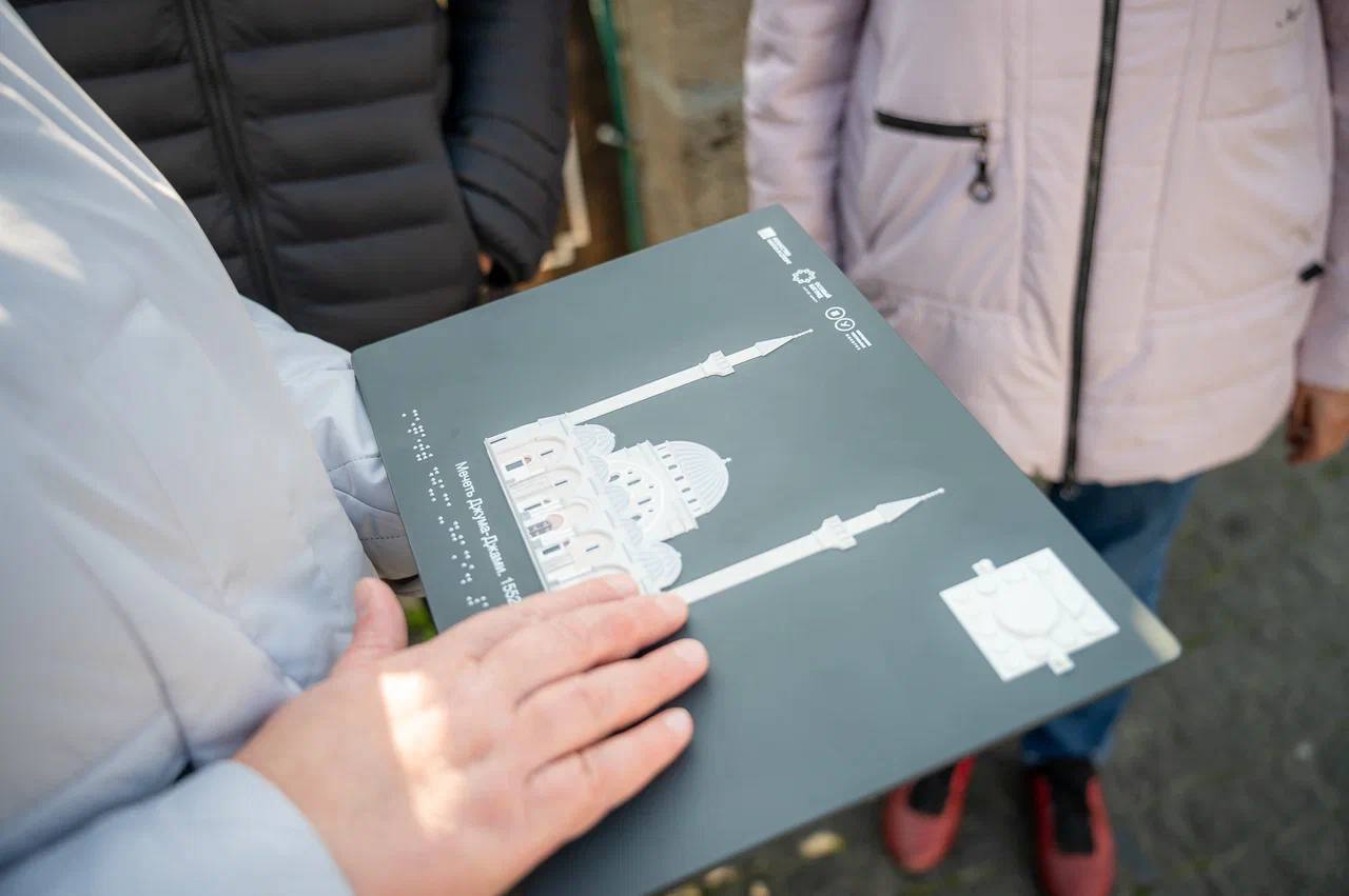 В Евпатории прошла первая экскурсия для людей с нарушениями зрения В Евпатории прошла первая экскурсия для людей с нарушениями зрения